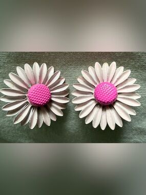 Adorable Vintage Pink Daisy Flower Clip-On Earrings